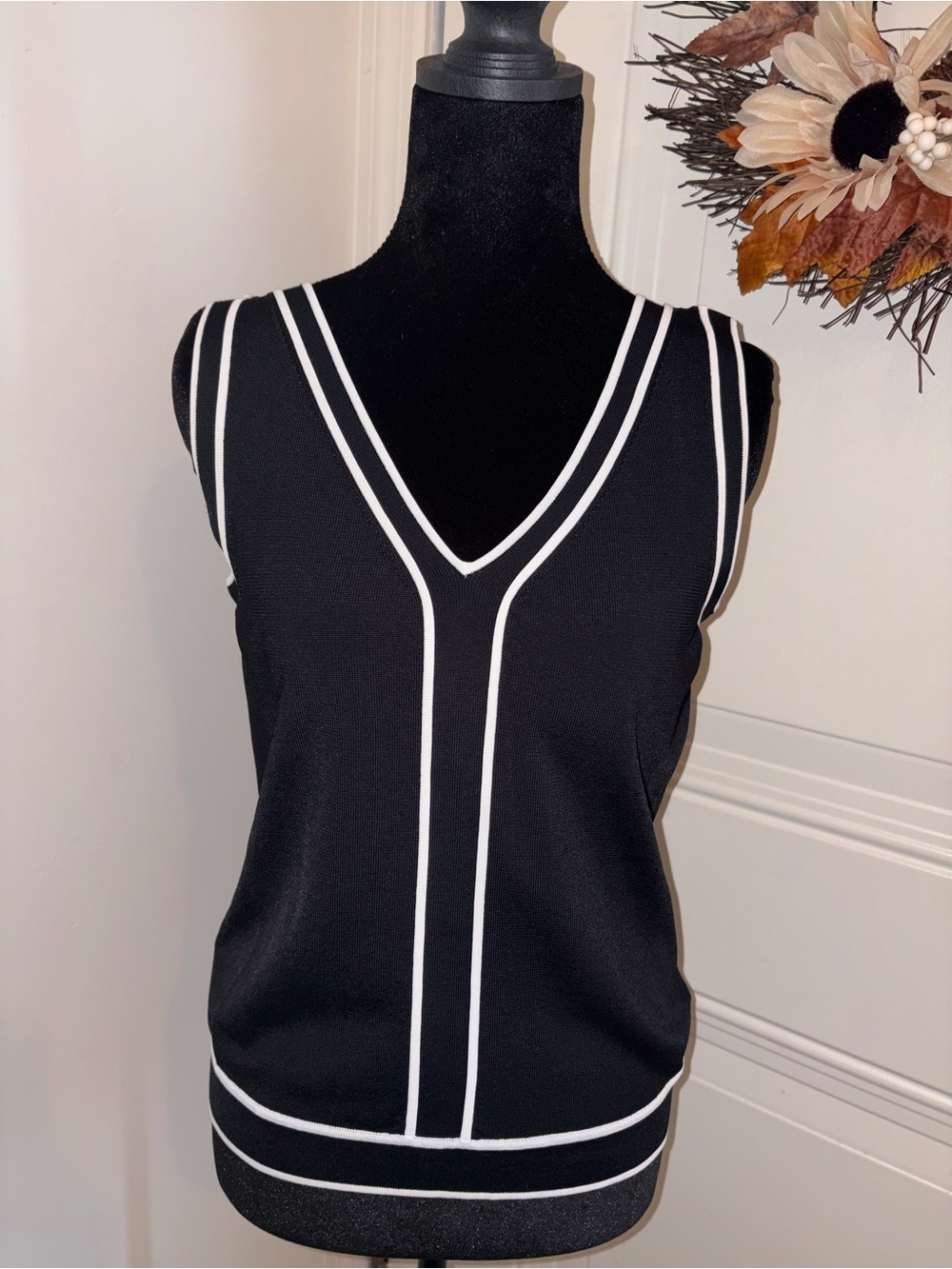 Jones New York Black Sleeveless V-Neck Tank with White Piping